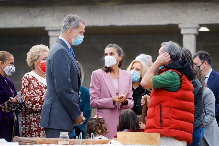 O rei Felipe V e a raíña Letizia visitan talleres realizados por alumnos da aula de Bladráns do CRA Mestra Clara Torres, en Tui (Pontevedra). MARTA VÁZQUEZ-EUROPA PRESS / Europa Press