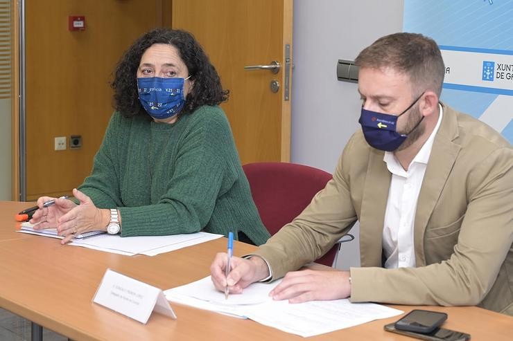 A directora xeral de Patrimonio Natural, Belén do Campo, acompañada polo delegado territorial dá Xunta dá Coruña, Gonzalo Trenor,  nunha reunión sobre o parque natural dos bosques do Eume. MONCHO FONTES 