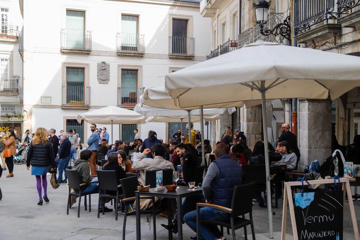 Grupos de comensais sentados nunha terraza dun establecemento, a 23 de outubro de 2021, en Vigo.. Marta Vázquez Rodríguez - Europa Press 