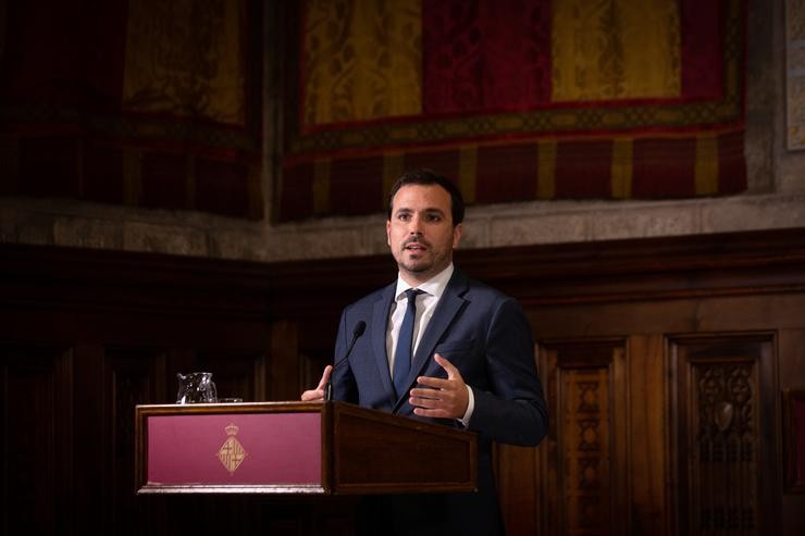 O ministro de Consumo, Alberto Garzón, nunha rolda de prensa posterior a unha reunión coa alcaldesa de Barcelona, no Concello da cidade, a 28 de outubro de 2021, en Barcelona, Catalunya (España).. David Zorrakino - Europa Press 