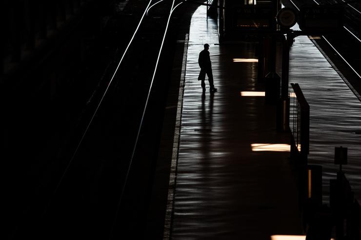 Unha persoa espera un tren nunha estación de ferrocarril. Alejandro Martínez Vélez - Europa Press / Europa Press