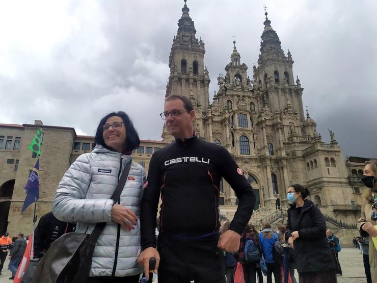 O suízo Christian Salamin na Praza do Obradoiro tras completar a fazaña de cruzar Europa en bicicleta adaptada para concienciar sobre o ictus 