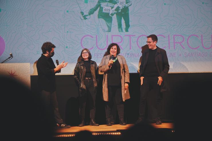 O director de Curtocircuito, Pela do Álamo, e os responsables da película 'Eles transportan a morte'. CURTOCIRCUITO 