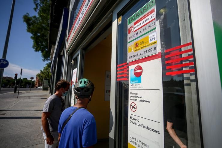 Dúas persoas entran a unha oficina do SEPE para actualizar o seu estado na seguridade social  / Ricardo Rubio - Europa Press - Arquivo