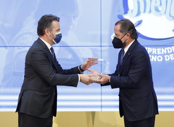 O presidente de Abanca, Juan Carlos Escotet Rodríguez, recibe o premio 'Finanzas para todos' que entregan o Banco de España e a CNMV durante o acto de celebración do Día da Educación Financeira. ABANCA