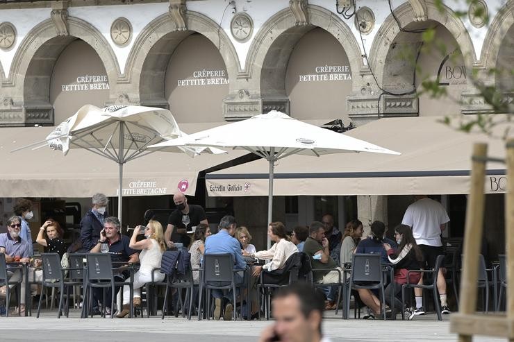 Varias persoas na terraza dun bar, en Galicia.. M. Dylan - Europa Press / Europa Press