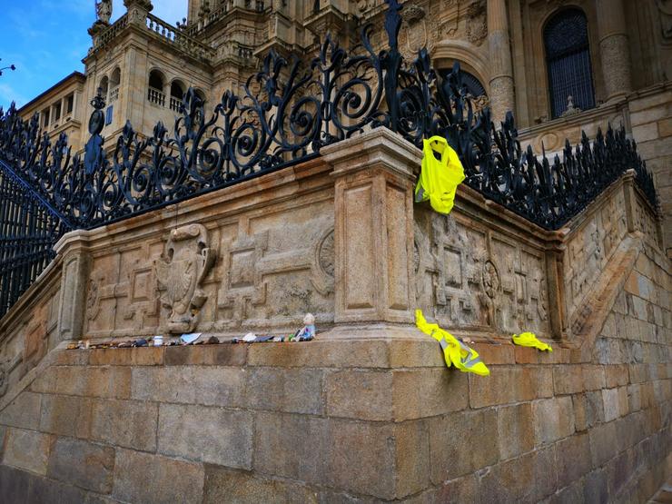 Chaleques de peregrinos na fachada oeste da Catedral de Santiago