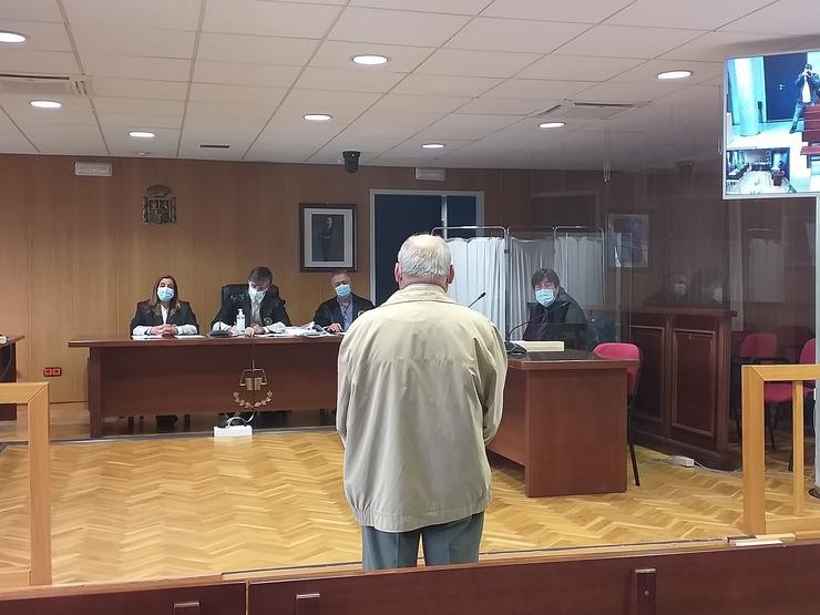 Un home, José D.R., acusado dun delito de abusos sexuais sobre a súa neta, no xuízo celebrado na sección quinta da Audiencia Provincial de Pontevedra, con sede en Vigo.