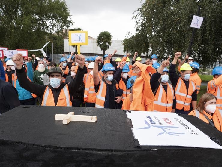 Un grupo de empregados de Vestas participa cun cadaleito nunha marcha contra o peche da fábrica de Viveiro (Lugo) que afectaría a 115 persoas, a 5 de outubro de 2021, en Santiago de Compostela / César Arxina - Europa Press. / Europa Press