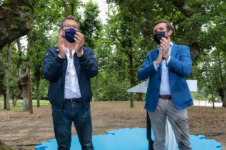 Arquivo - O presidente da Xunta de Galicia, Alberto Núñez Feijóo (i); e o líder do PP, Pablo Casado, no acto de apertura do curso político do PP, a 29 de agosto de 2021, en Cerdedo-Cotobade, Pontevedra, Galicia, (España). O PP de Galicia ha vu. Marta Vázquez Rodríguez - Europa Press - Arquivo 