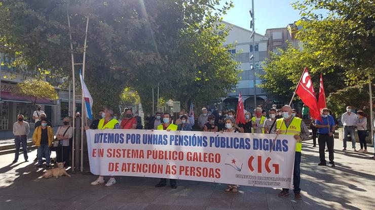 Pensionistas e xubilados durante a mobilización celebrada en Bueu (Pontevedra). CIG 