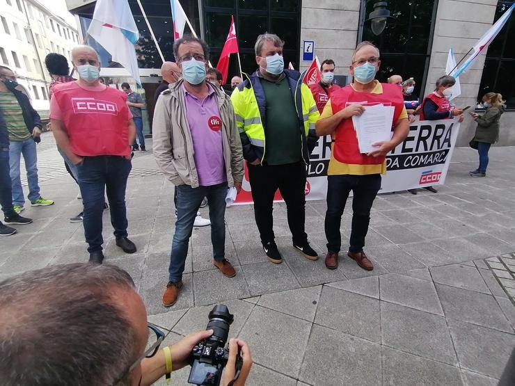 Os secretarios comarcais de CIG, CCOO e UXT en Ferrol coa petición de reunión para abordar a situación laboral en Ferrolterra antes do seu rexistro. / Europa Press