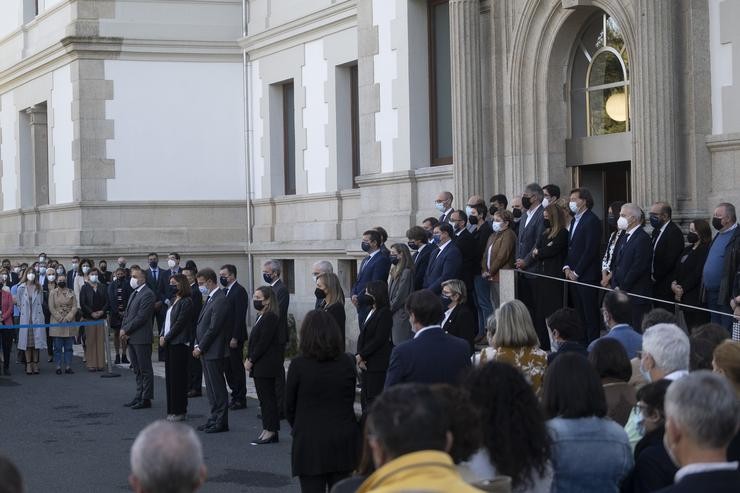 O presidente da Xunta de Galicia, Alberto Núñez Feijóo (3i), participa nun minuto de silencio en memoria do conselleiro de Facenda e Administración Pública.. César Arxina - Europa Press / Europa Press