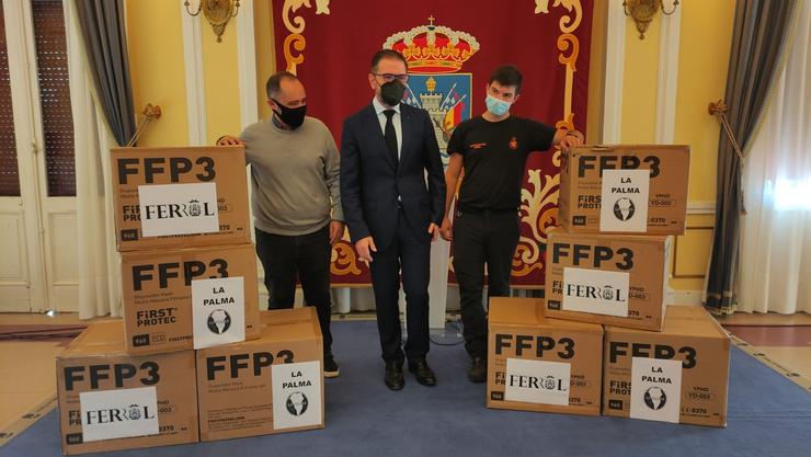 O alcalde de Ferrol, Anxo Mato, xunto á partida de máscaras que se enviará á illa da Palma. CONCELLO DE FERROL 