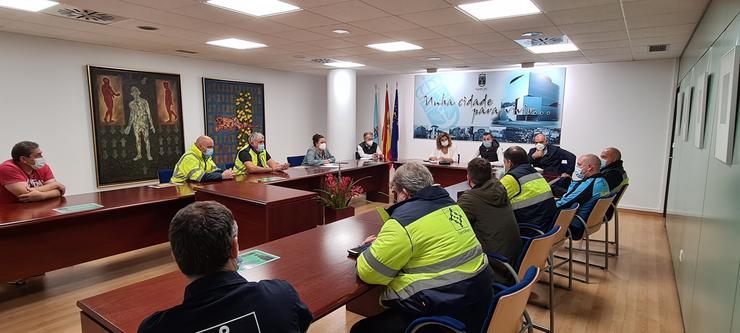 Delegados sindicais de Electrorayma con portavoces municipais do Concello de Narón. CEDIDA/EP / Europa Press