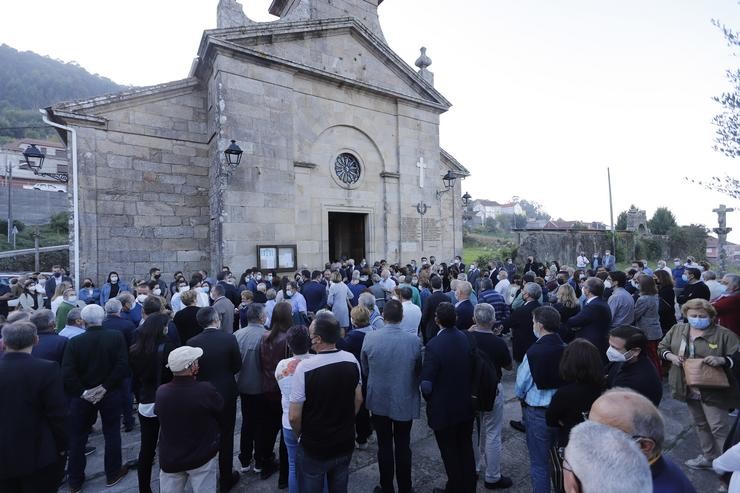 Numerosas persoas, entre elas os membros do Goberno galego encabezados polo presidente Alberto Núñez Feijóo, asisten en Bueu ao funeral do conselleiro de Facenda, Valeriano Martínez / Europa Press.