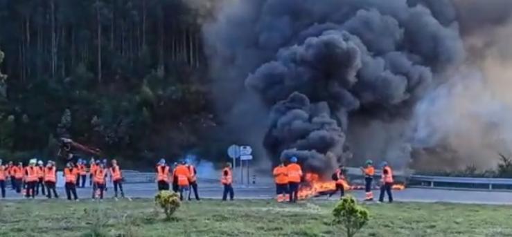 Traballadores de Vestas cortan a estrada LU-862 cunha barricada de pneumáticos en chamas 