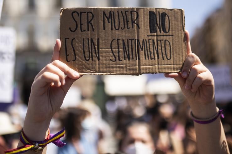 Arquivo - Unha muller suxeita un cartel no que se le: `Ser muller non é un sentimento´, durante unha manifestación contra a Lei Trans da Igualdade, a 26 de xuño de 2021, en Madrid (España). A manifestación convocada por Confluencia Movemento Feminista. Alejandro Martínez Vélez - Europa Press - Arquivo 