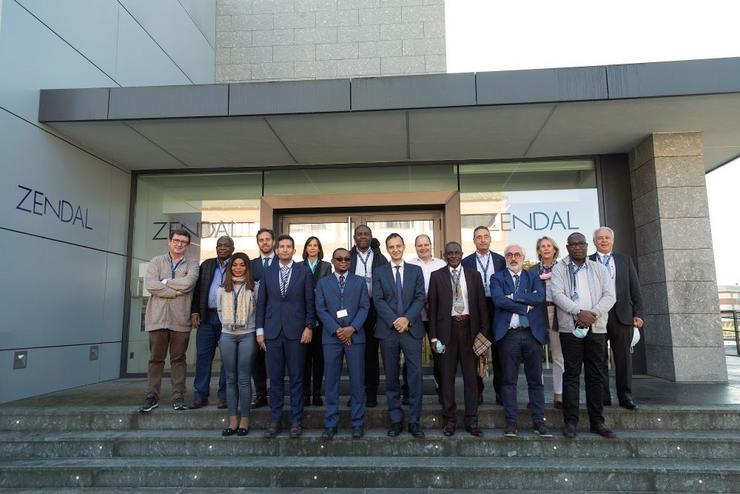 Unha delegación do Ministerio de Sanidade de Guinea ecuatorial encabezada polo viceministro, Mitoha Ondo'ou Ayekaba, e membros do Instituto de Saúde Carlos III (ISCIII) visitan as instalacións de Biofabri do grupo Zendal. GRUPO ZENDAL 