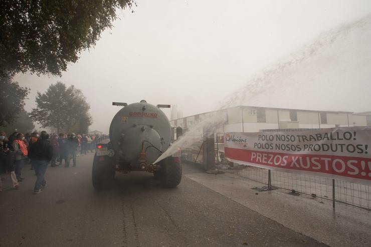 Gandeiros de UUAA bloquean o acceso á factoria de Lactalis para protestar polos baixos prezos no lácteo. Na imaxe, un tractor cisterna verte leite no interior da factoria de Lactalis durante as mobilizacións contra os baixos prezos. CARLOS CASTRO/EUROPA PRESS / Europa Press