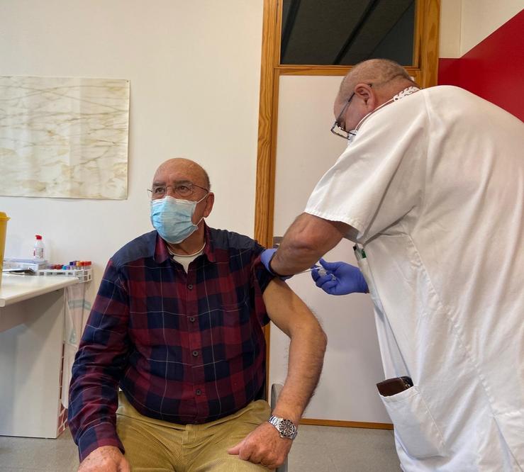 Un home recibe unha vacina nun centro de saúde.. CAIB / Europa Press