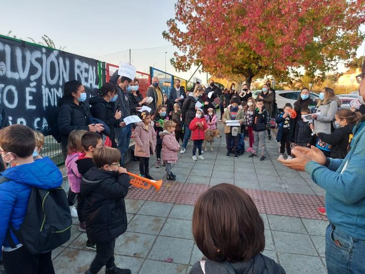 Pais e nais de alumnos concéntranse ante o CEIP Castelao de Vigo. ANPA ALFONSO RODRÍGUEZ CASTELAO