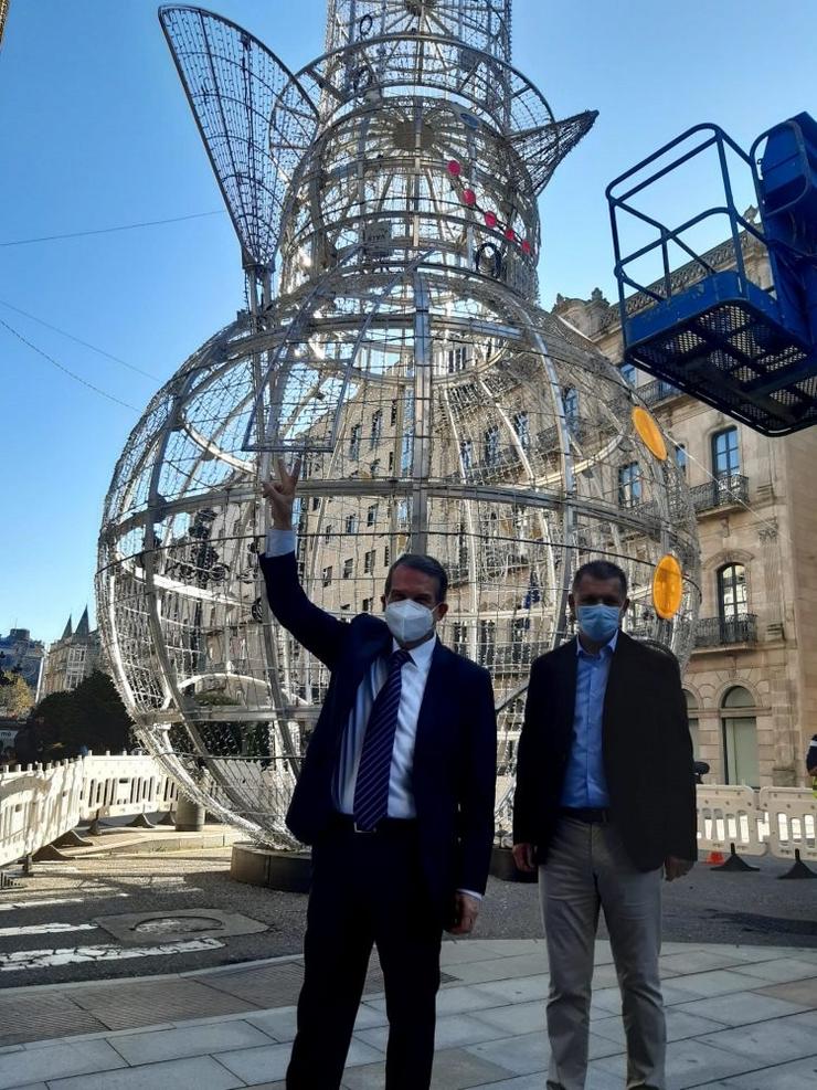 O alcalde de Vigo, Abel Caballero, e o concelleiro de Xardíns, Comercio e Festas Especiais, Anxo Rivas, durante a montaxe do boneco de neve luminoso para o Nadal 2021-22.. CONCELLO DE VIGO / Europa Press