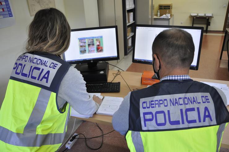 Axentes da Policía Nacional. POLICÍA NACIONAL 