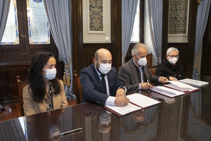 Os concelleiros José Manuel Lage e Yoya Neira asisten á firma de cesión dunha parcela municipal. ANDY PEREZ 