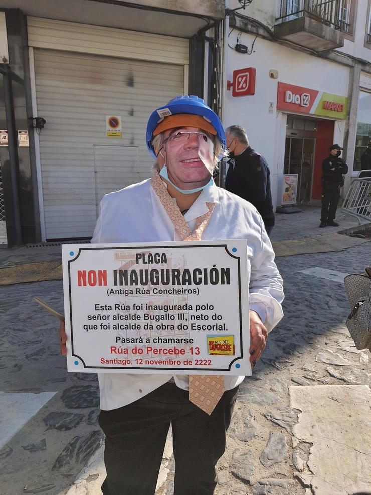 Protesta na rúa Concheiros, en Santiago de Compostela, contra o atraso nas obras 