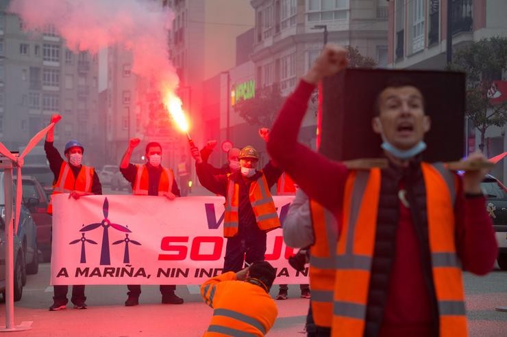 Un grupo de traballadores da empresa Vestas durante unha concentración, a 12 de novembro de 2021, na saída do Porto, Foz, Lugo, Galicia, (España). Os traballadores de Vestas saen á rúa despois de que o pasado luns terminase sen acordo o pe. Carlos Castro - Europa Press 