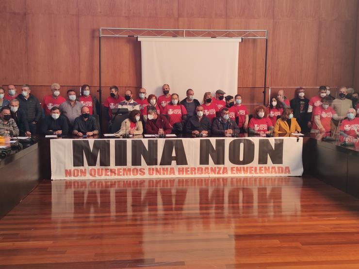 Rolda de prensa de medio centenar de colectivos en contra do proxecto da mina de Touro-O Pino. / Europa Press