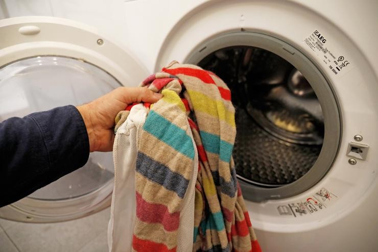 Unha persoa introduce roupa sucia nunha lavadora, a 28 de outubro de 2021, en Madrid (España). O Índice de Prezos de Consumo (IPC) subiu un 2% en outubro en relación ao mes anterior e disparou a súa taxa interanual ata o 5,5%, o que supón 1,5 puntos po. Cézaro De Luca - Europa Press 