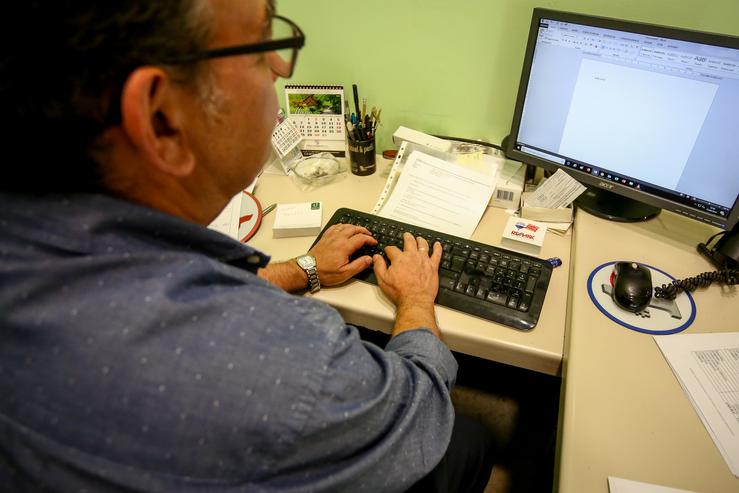Arquivo - Un home escribe co teclado do seu computador, mentres traballa no despacho da súa oficina.. Ricardo Rubio - Europa Press - Arquivo 