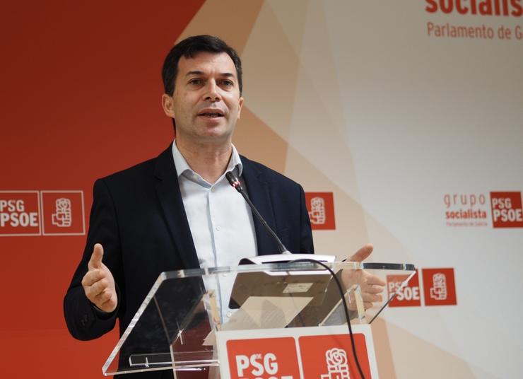 Gonzalo Caballero, en rolda de prensa no Parlamento.. PSDEG