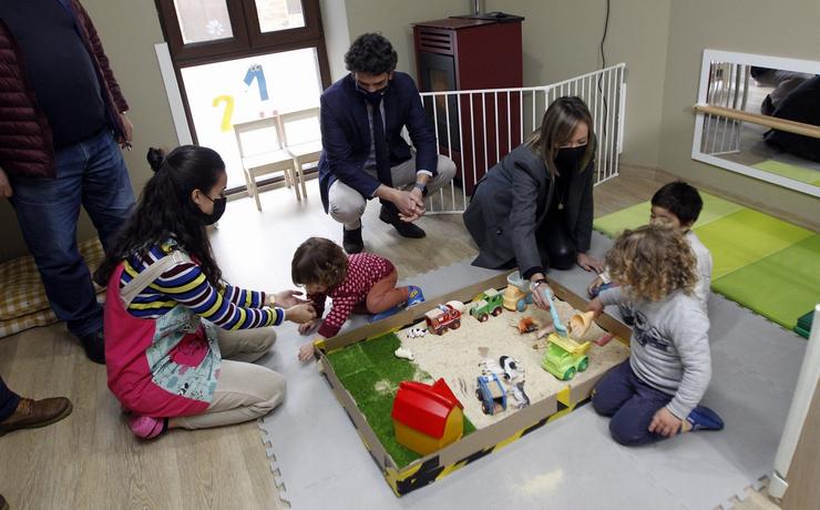 A conselleira de Política Social, Fabiola García, durante a súa visita deste martes a cásaa niño de Argalleiros de Navia de Suarna.. XUNTA / Europa Press