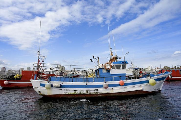 Varios barcos de frota artesanal tras a convocatoria de paro por parte da Federación Galega de Confrarías de Pescadores na dársena da Mariña na Coruña / Europa Press
