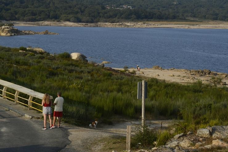 Arquivo - Dúas persoas miran o encoro de Salas na conca Miño-Sil, a 24 de agosto de 2021, en Galicia, (España). En Salas -en Ourense-, os informes da Xunta de Galicia indican que o seu actual nivel de ocupación é do 27,3%. No caso de Portas o seu. Rosa Veiga - Europa Press - Arquivo 