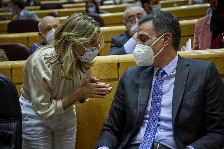 A vicepresidenta segunda e ministra de Traballo e Economía Social, Yolanda Díaz e o presidente do Goberno, Pedro Sánchez, durante unha sesión de control ao Goberno no Senado, a 16 de novembro de 2021, en Madrid (España). Os grupos parlamentarios cu. Jesús Hellín - Europa Press 