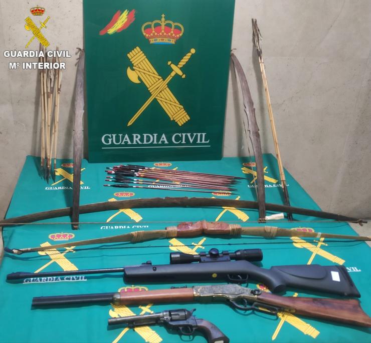 Armas intervidas pola Garda Civil nun comercio de segunda man na Coruña por carecer de autorización para a súa venda.. GARDA CIVIL / Europa Press