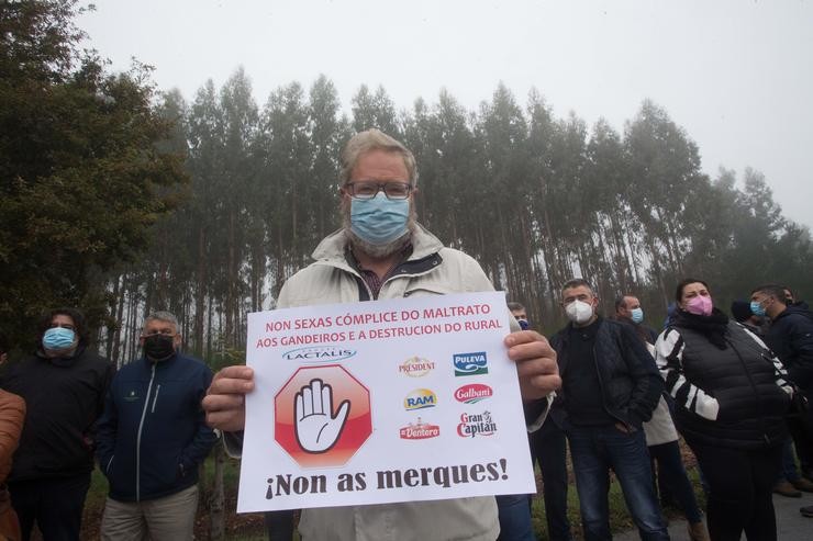 Unha persoa sostén unha pancarta nunha concentración do sector lácteo para esixir 'prezos xustos' para a produción de leite, fronte á factoría de Lactalis, a 11 de novembro de 2021, en Vilalba, Lugo, Galicia, (España). O obxectivo desta protes. Carlos Castro - Europa Press