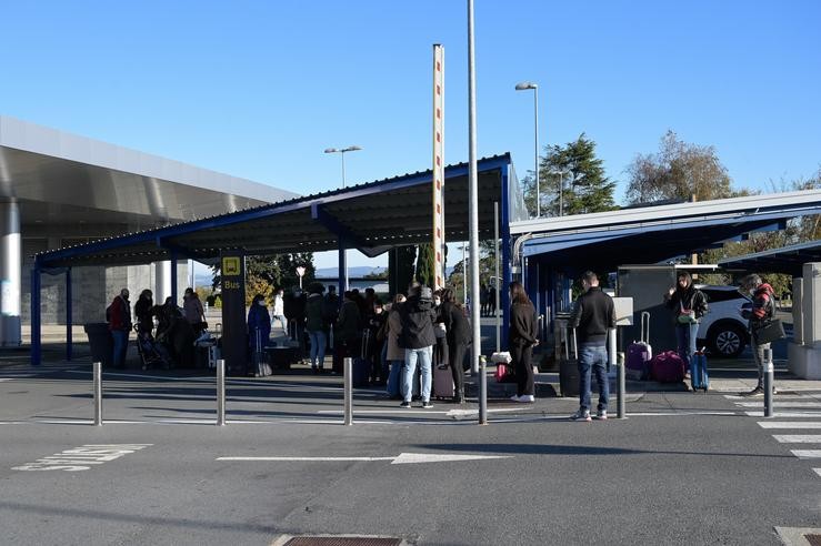 Pasaxeiros nas inmediacións do aeroporto da Coruña. M. Dylan - Europa Press 