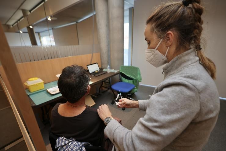 Unha persoa recibe a terceira dose da vacina contra o Covid-19, a 19 de novembro de 2021, en Pontevedra.. Beatriz Ciscar - Europa Press / Europa Press