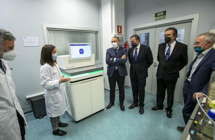 O conselleiro de Sanidade, Julio García Comesaña, visita a Fundación Pública galega de Medina Xenómica. CONCHI PAZ