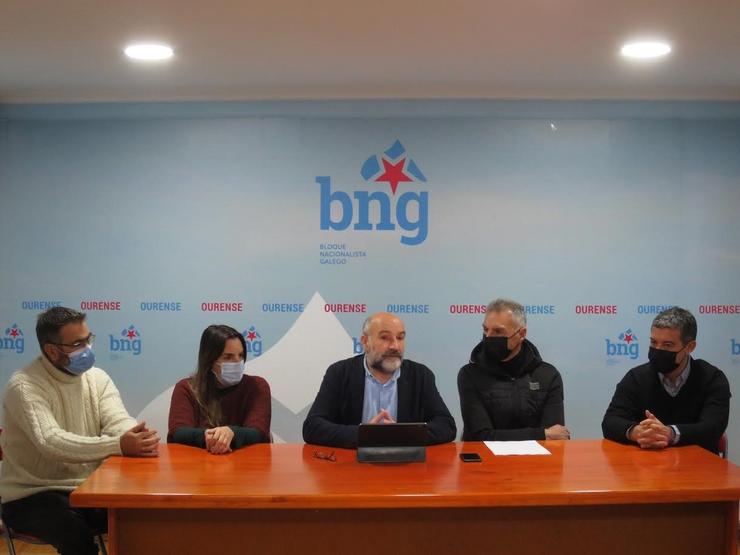 O deputado do BNG no congreso, Néstor Rego, xunto aos parlamentarios, María G. Albert e Iago Tabarés; o deputado provincial, Bernardo Varela; e os concelleiros de Ourense, Luís Seara e Rhut Reza.. BNG 