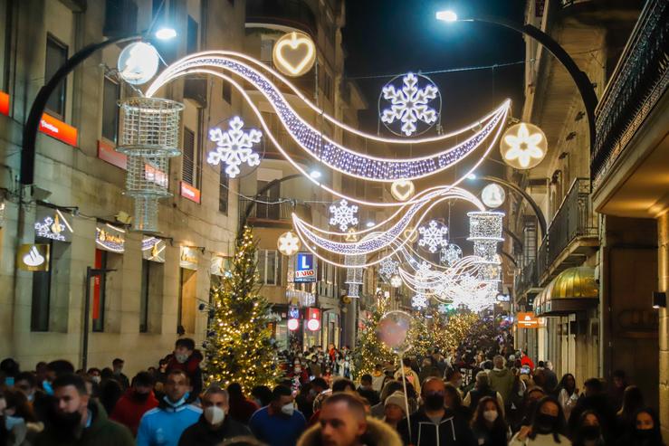 Varias persoas esperan o aceso das luces do Nadal, a 20 de novembro de 2021, en Vigo, Pontevedra, Galicia (España). Marta Vázquez Rodríguez - Europa Press / Europa Press