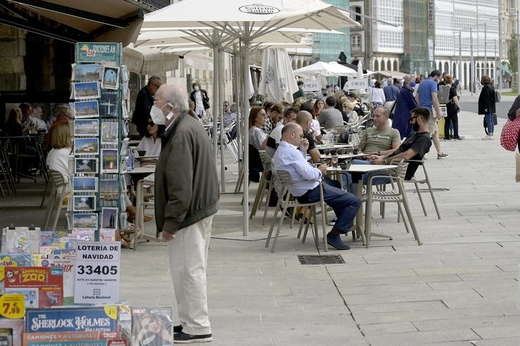 Arquivo - Varias persoas na terraza dun bar, a 18 de setembro de 2021, na Coruña, Galicia (España).. M. Dylan - Europa Press - Arquivo