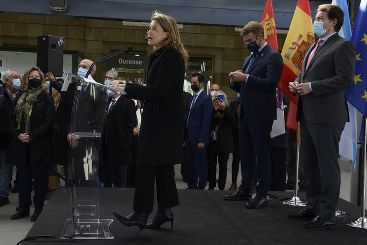 A ministra de Transportes, Mobilidade e Axenda Urbana, Raquel Sánchez, responde os medios á súa chegada á estación de Ourense tras efectuar unha viaxe polo novo tramo de alta velocidade Pedralba de la Pradería-Ourense, na estación Ourense-Empalme,. Rosa Veiga - Europa Press 