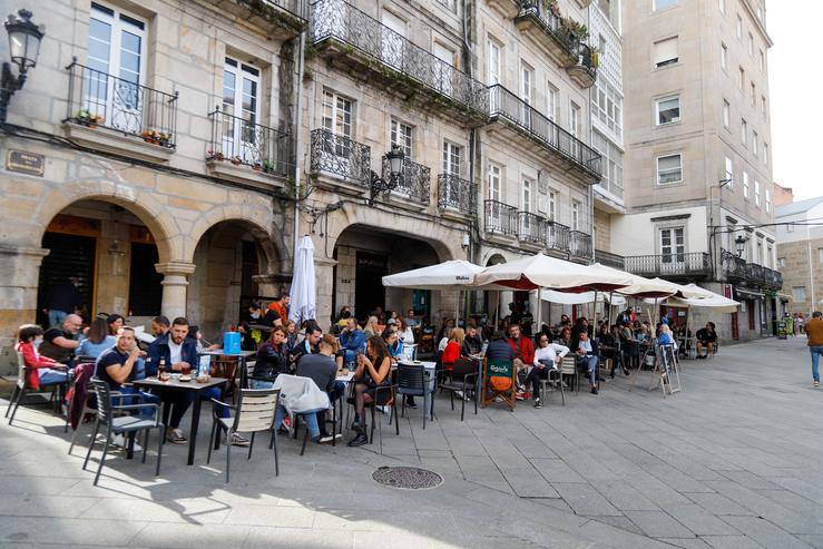 Arquivo - Grupos de comensais sentados nunha terraza dun establecemento, a 23 de outubro de 2021, en Vigo. Marta Vázquez Rodríguez - Europa Press - Arquivo 