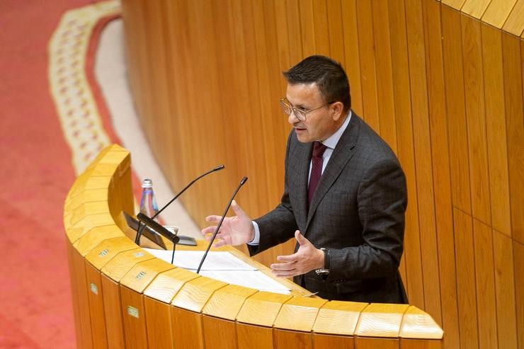 O conselleiro do Medio Rural, José González, no pleno do Parlamento. XOÁN CRESPO